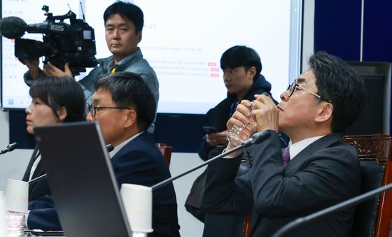 목 축이는 김우석 상임위원