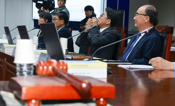 목 축이는 김우석 상임위원