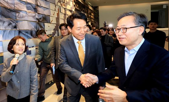 유성훈 금천구청장과 악수 나누는 오세훈 시장