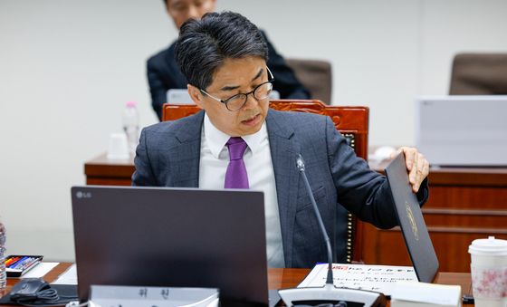 위촉장 보는 김우석 위원