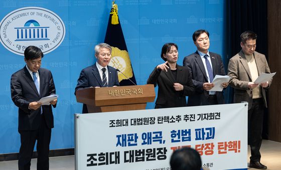 조희대 대법원장 탄핵소추 추진 기자회견하는 민형배 의원