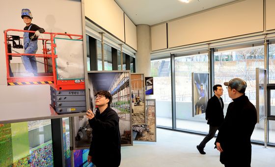 서서울미술관 개관, 작품 둘러보는 시민들