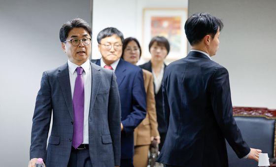 회의 입장하는 상임위원들