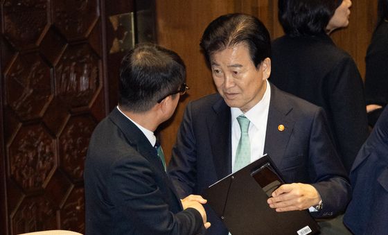 한병도 민주당 원내대표와 대화하는 정동영 통일부 장관