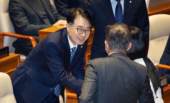 의원들과 인사하는 김준환 의원