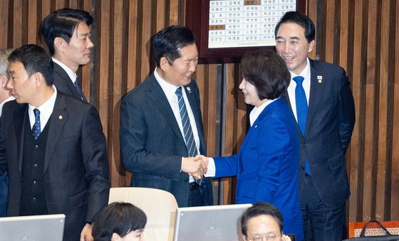 경기도지사 출마 선언한 추미애 의원과 인사하는 정청래 대표