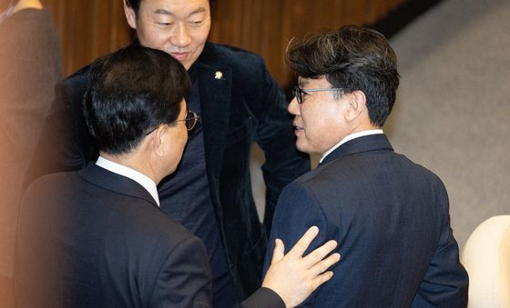 진성준 신임 예결위원장과 대화하는 송언석 국민의힘 원내대표