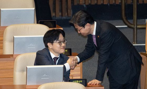 인사 나누는 김정관 장관과 이억원 금융위원장