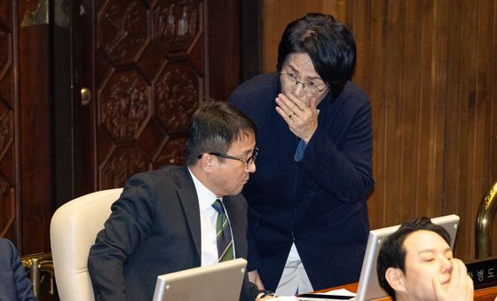 한병도 원내대표와 대화하는 최민희 과방위원장