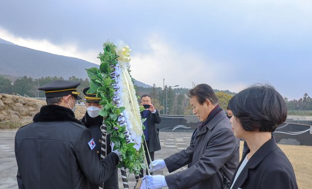 국립제주호국원 방문한 권오을 장관