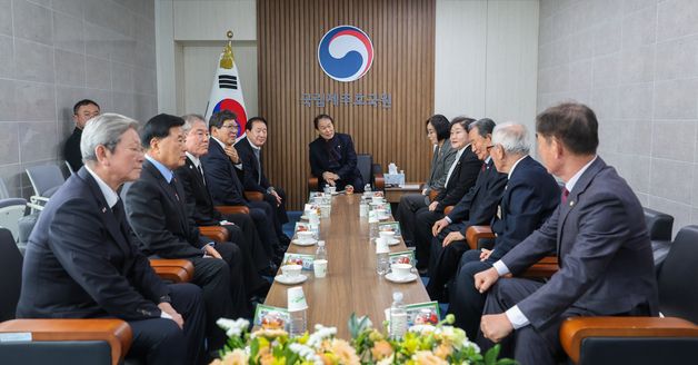 권오을 장관, 제주 보훈단체장들과 현장소통