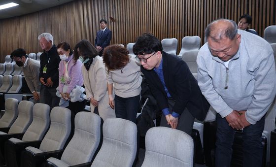 법안 통과에 인사하는 가습기살균제 참사 유가족