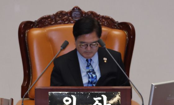 의장석 대신 발언대 선 주호영