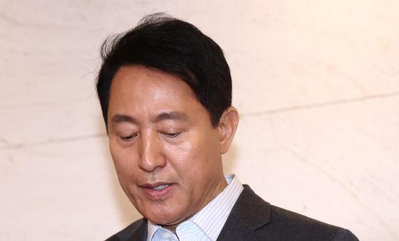 굳은 표정으로 백브리핑 하는 오세훈 시장