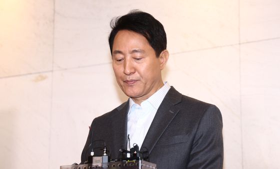 굳은 표정으로 백브리핑 하는 오세훈 시장