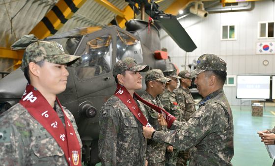 육군항공대 장병 격려하는 진영승 합참 의장
