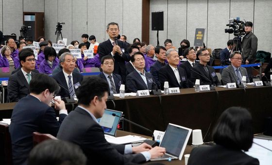 질의에 답하는 증인