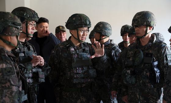 작전 지도하는 김규하 육군참모총장