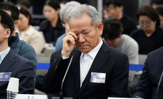 생각에 잠긴 이상민