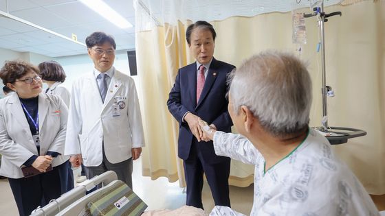 제주 국가유공자 위문하는 권오을 장관