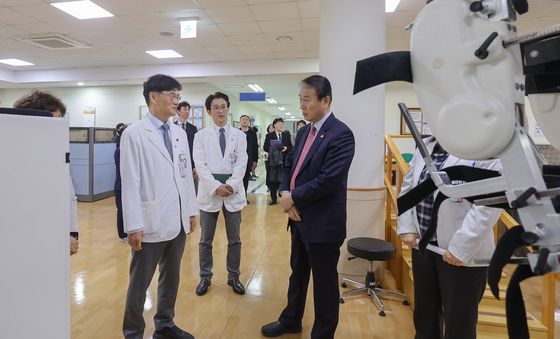 제주대병원 시설 둘러보는 권오을 장관