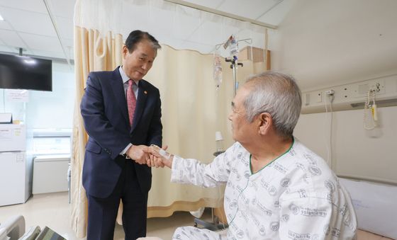 권오을 보훈부 장관, 제주 국가유공자 위문