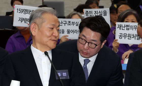 변호인과 대화하는 이상민 전 장관