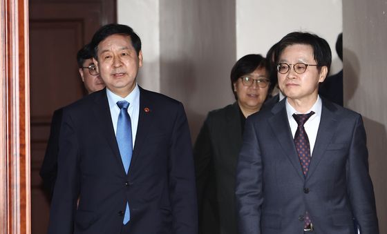 "석유 최고가격제 13일 0시 시행"