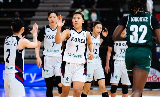 하이파이브 나누는 박지현