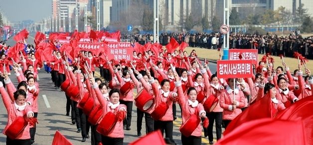 거리에서 궐기모임 중인 북한 여맹원들