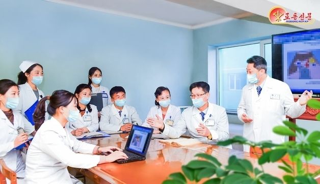 치료사업 개선 위한 협의회 중인 함경북도 종합병원