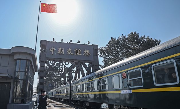 6년 만에 압록강 건너는 북중 여객열차