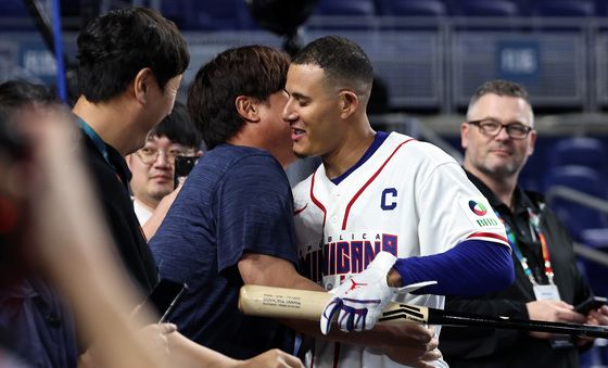 포옹하는 류현진과 마차도