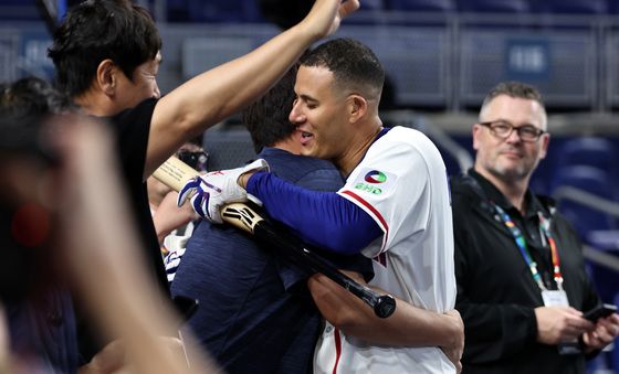 포옹하는 류현진·마차도