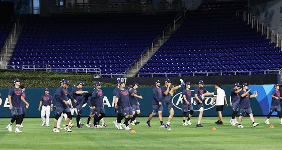 훈련하는 대표팀