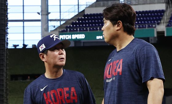 대화하는 류지현 감독과 류현진