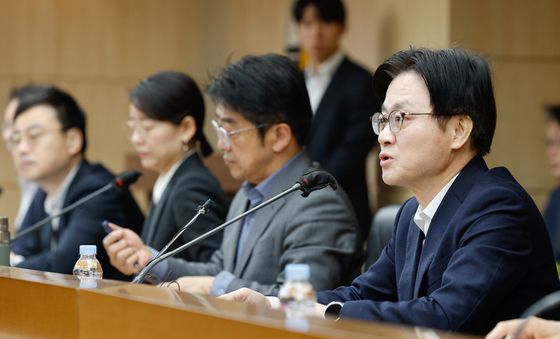 30년 만에 최고가격제 시행, 발언하는 산업장관