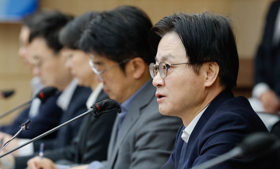 석유 최고가격제 시행, 범부처 회의하는 김정관 산업장관