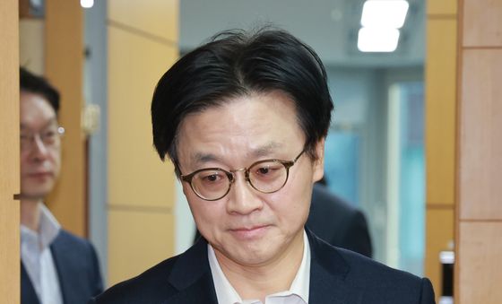 회의 입장하는 김정관 장관