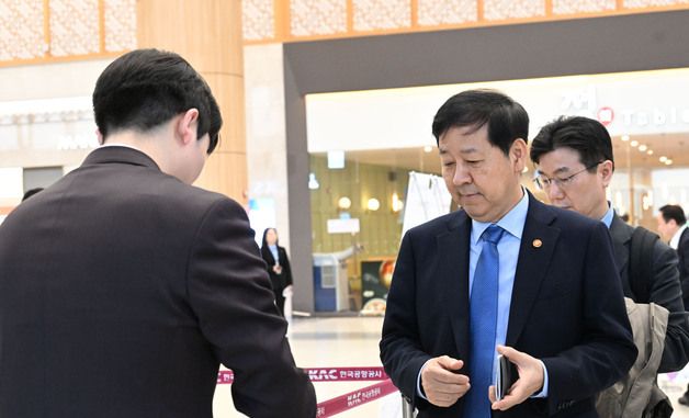 한일 재무장관회의 참석 위해 출국하는 구윤철 부총리