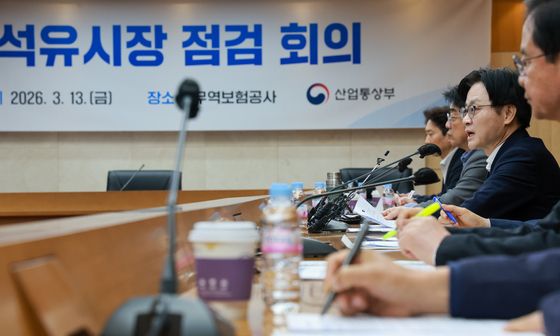 석유시장 점검 회의 주재하는 김정관 장관