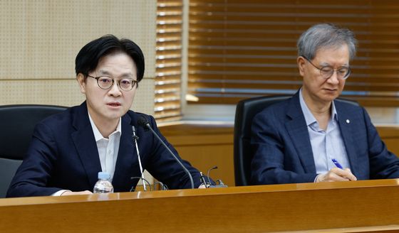 김정관 장관, 석유시장 점검 회의