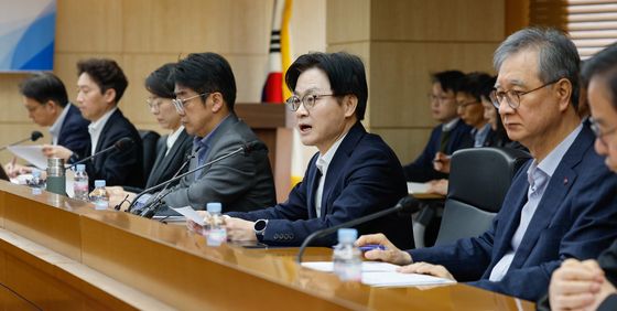 산업장관, 최고가격제 시행 첫날 석유시장 점검회의