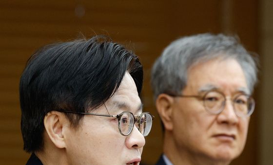 석유시장 점검 회의 주재하는 김정관 장관