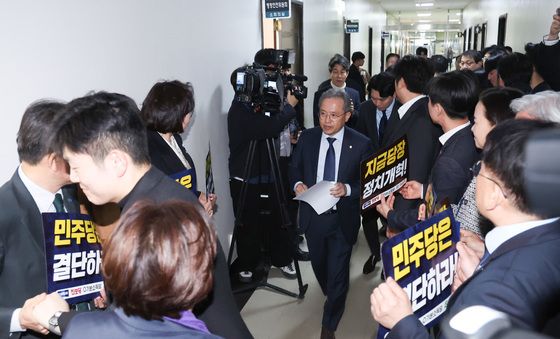 개혁진보4당 항의받는 송기현 위원장