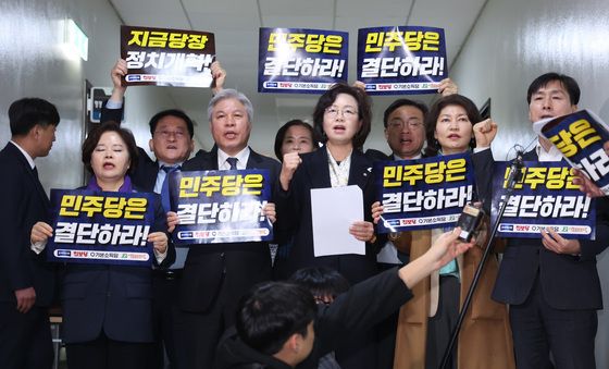 정개특위 회의실 앞에 모인 개혁진보4당