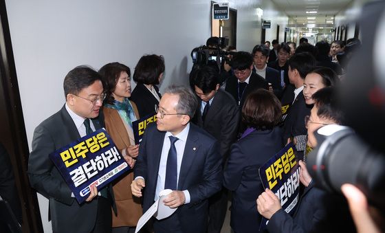 정개특위 위원장에게 항의하는 개혁진보4당