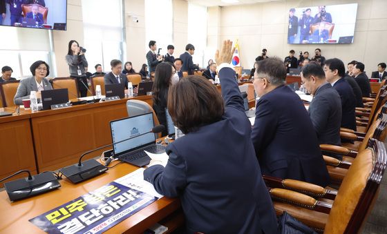 의사진행 발언 요청하는 정춘생 '민주당 결단하라'
