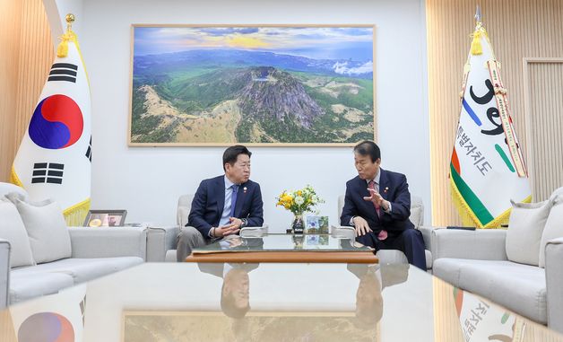 오영훈 제주도지사 면담하는 권오을 장관