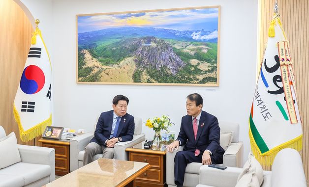 오영훈 제주도지사 면담하는 권오을 장관